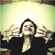 Insegnante di Storia impartisce lezioni per ripetizioni nella scuola secindaria di primo e/o secondo grado